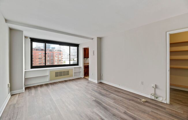 Spacious & Bright Studio at River Place East