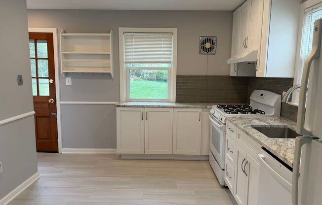 Lovely Renovated Rambler Close to METRO, Parks, Etc.