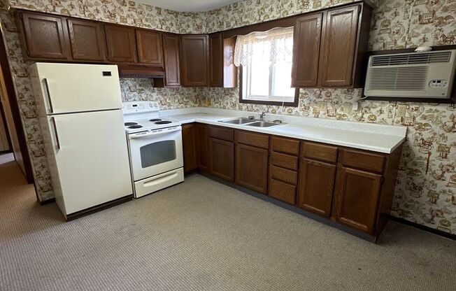 2 beds, 1 bath, $525, Unit 9