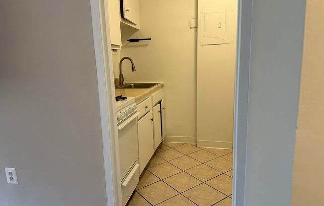 Rosslyn Studio | All Utilities Included | 1.5 Blocks to Metro