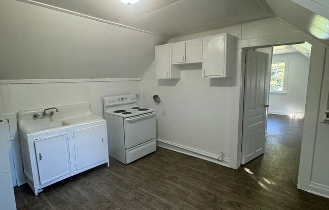 1 bed, 1 bath, 400 sqft, $795, Unit 509 1/2