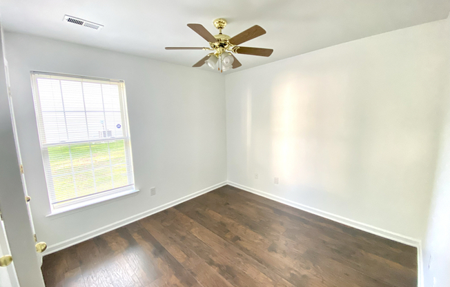 5515 LAURE GRV LN