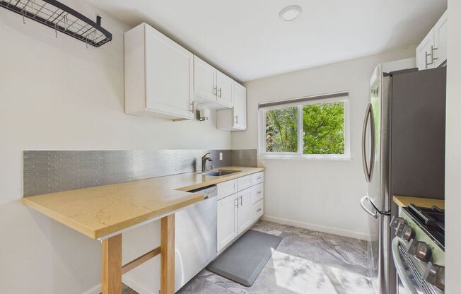 **Bright & Spacious 1BR Near UC Berkeley | Hardwood Floors + Natural Light**