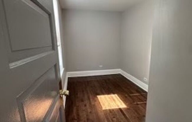 2 beds, 1 bath, $2,000, Unit 2