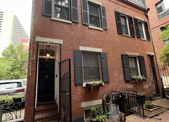 2 LYNDEBORO PL