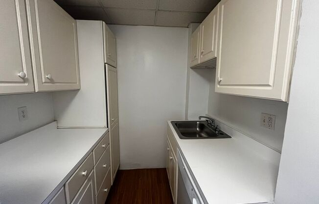 1 bed, 1 bath, 572 sqft, $1,485, Unit Old King Edward 17