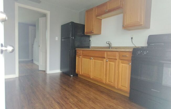 2 beds, 1 bath, $1,100, Unit 43