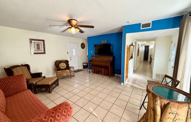 Beautiful 2/1 Duplex centrally located!