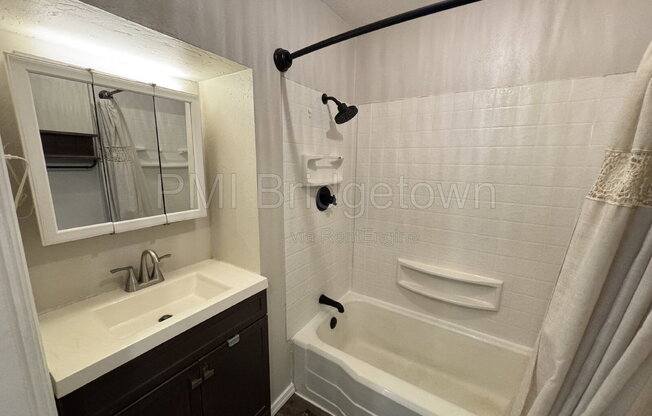 2 beds, 1 bath, 904 sqft, $2,190