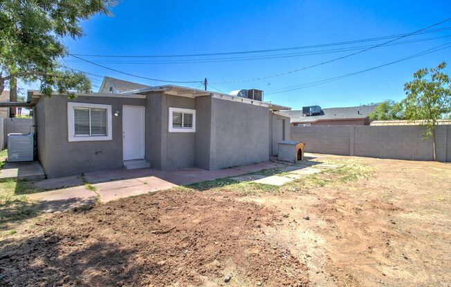 3 Bedroom + 1 Bathroom + 1 Car Carport Single Level Home in Conveniently Located Central Phoenix!