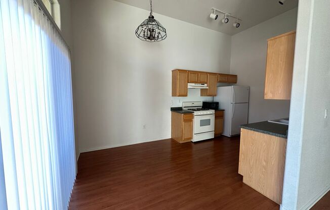 2nd floor condo easy access to the 215