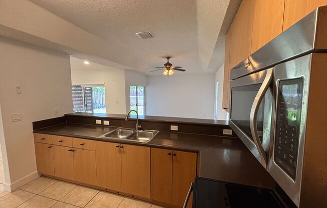 Beautiful 4/3 House - Charming Patio