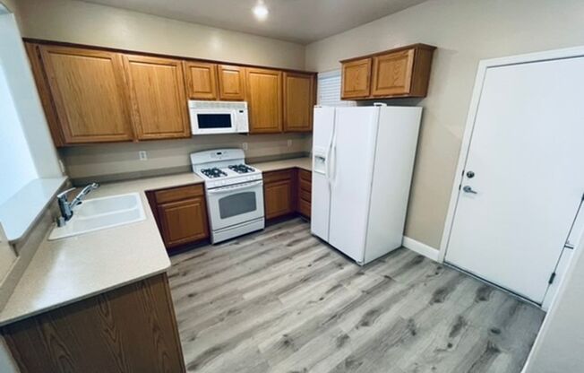 Charming 3 Bedroom in 55+ Solera, Laminate Wood Floors!