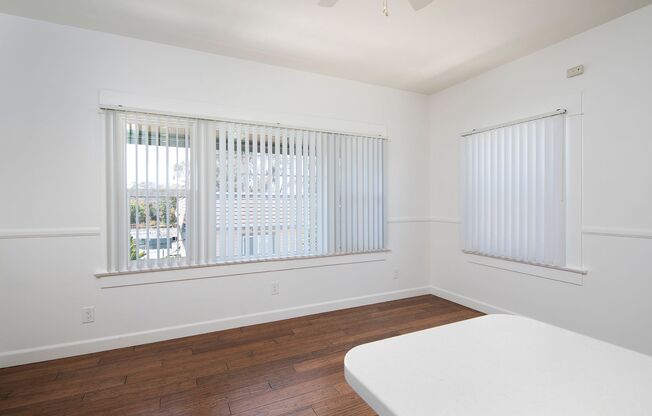 OPEN HOUSE: 10/4 9:30-10:30AM ~ Mission Hills: 1BR in Unique, Historic Building with Balcony!
