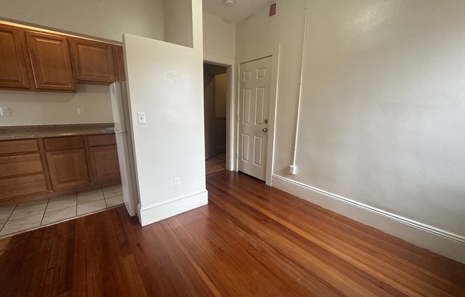 1 bed, 1 bath, 400 sqft, $2,400, Unit 17