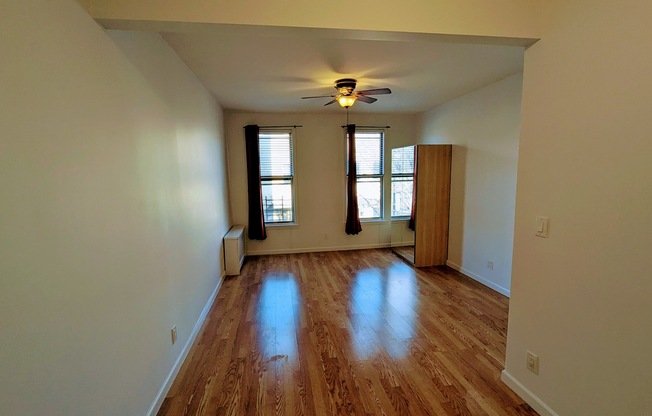 2 beds, 1 bath, $3,500, Unit 2R