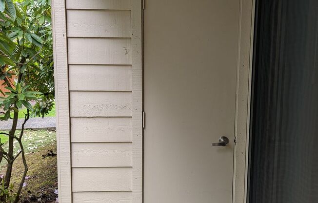 2 beds, 1 bath, 810 sqft, $2,095, Unit E107