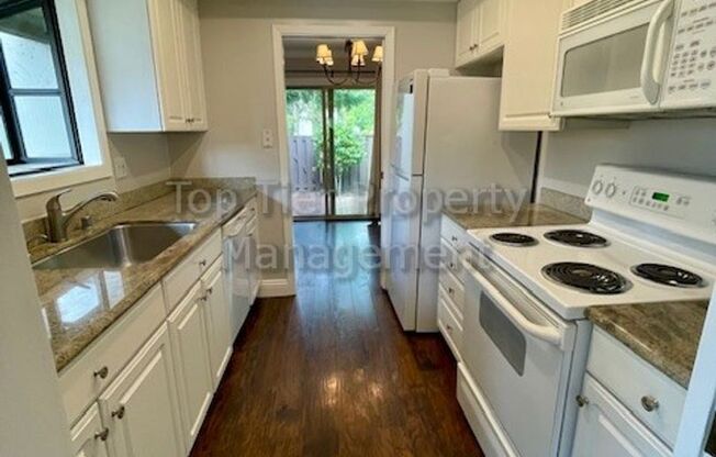 Beautiful 2 Bd/2 Ba 1036 sf Walnut Creek townhouse available now for lease!