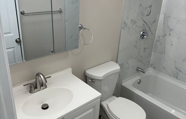 2 beds, 1 bath, 680 sqft, $2,425, Unit 21-27