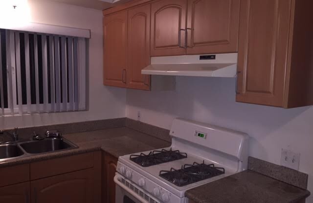 2 beds, 1 bath, $2,595, Unit 12