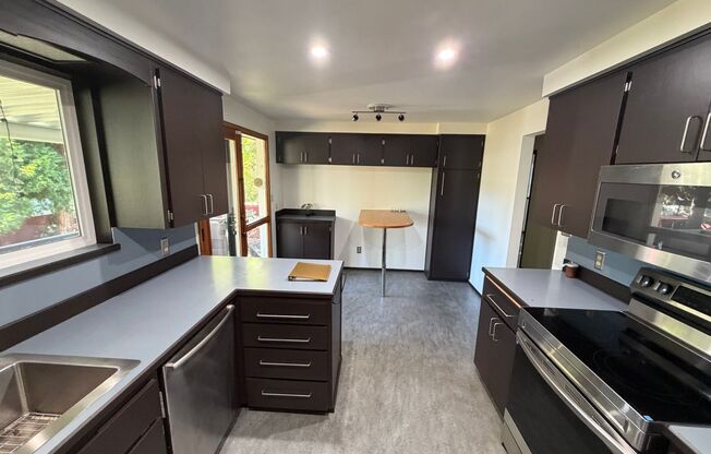 Top Floor Unit in Tastefully Updated Home!