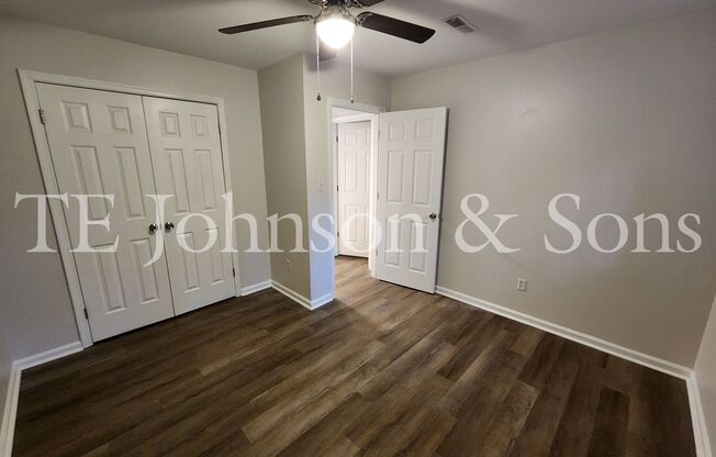 2 beds, 1 bath, $795, Unit 2571 Green Oaks B