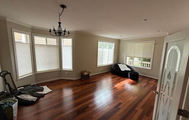 Beautiful Upscale Large High End Home in Kirkland!