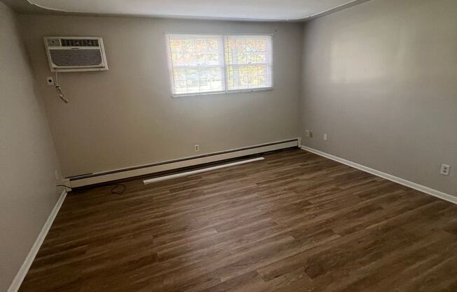 2 beds, 1 bath, $1,100, Unit #3