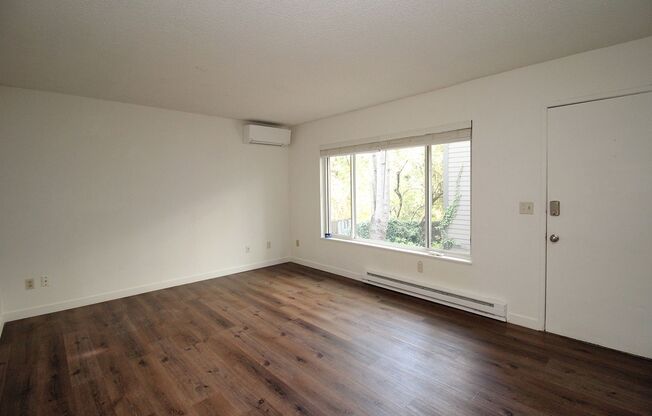 MOVE-IN SPECIAL!*** Fully Remodeled Townhome 4 Mins from Multnomah Village