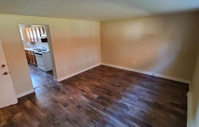 2 beds, 1 bath, 800 sqft, $1,200, Unit 6