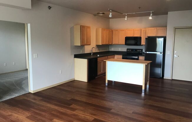 2 beds, 2 baths, 926 sqft, $1,600, Unit 210