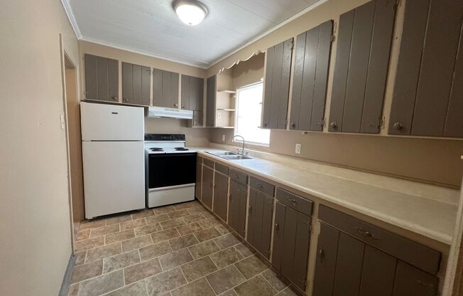 2 beds, 1 bath, $1,095