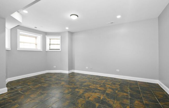 3 Bedroom Unit in Bronzeville. ONE MONTH FREE!