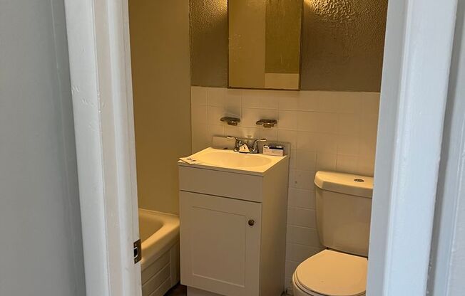 2 beds, 1 bath, $990, Unit 202