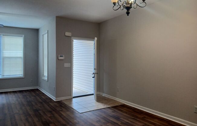 2-Story Townhome - Walk to Nearby Lake - Quiet Cul-de-Sac