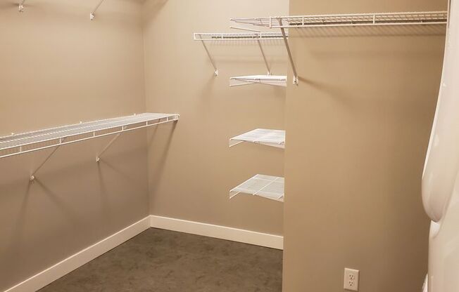 3 beds, 2.5 baths, $2,250, Unit 307