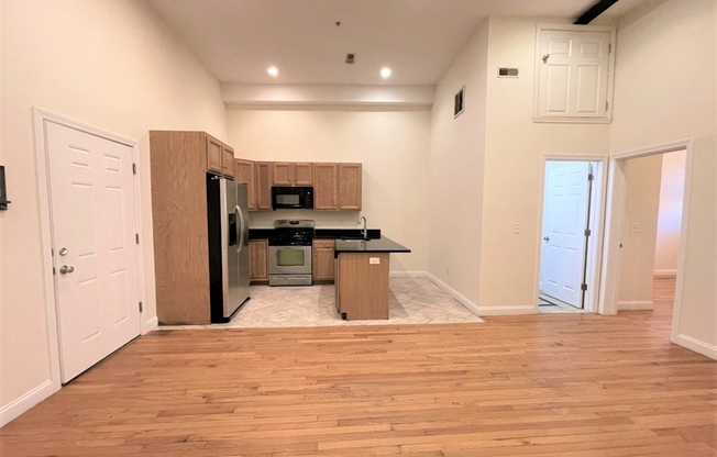 2 beds, 1 bath, 800 sqft, $2,450, Unit 9