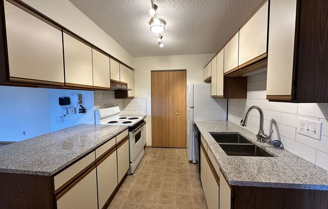 2 beds, 1 bath, 974 sqft, $1,500, Unit 70-204
