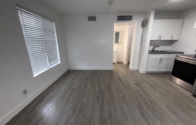 Waterfront with Pool - Las Olas Isles - walk to Las Olas, Beach $995 Special Dep & $995 First month w/ approved credit!