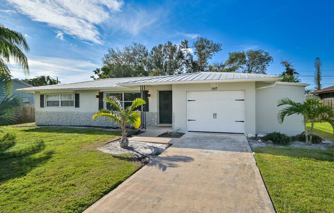 ** Charming Villa in Bonita Springs ~ Completely Renovated ~ Furnished ~ 1 Car Garage **