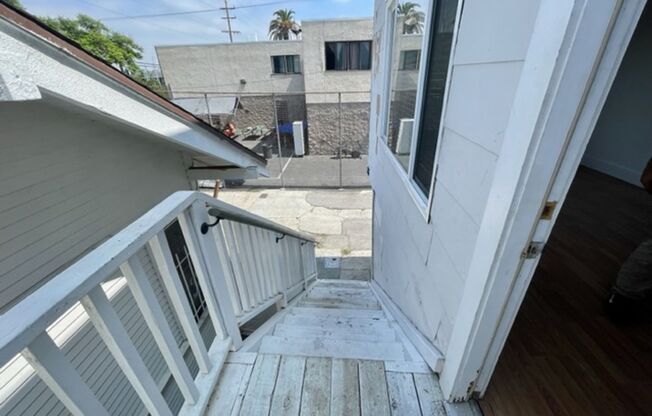 2-BR Upstairs Unit with Garage in Heart of Long Beach