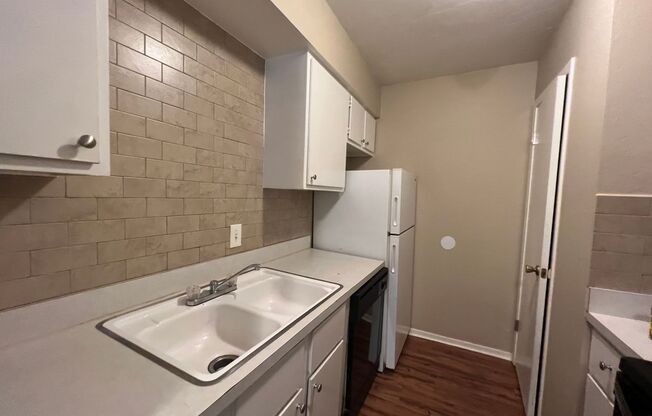 1 Bedroom 1 Bath condo on NW Expressway!