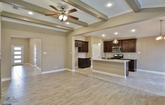 3/2/2 OPen floorplan! Executive Rental