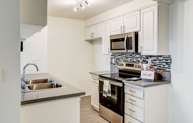 1 bed, 1 bath, 700 sqft, $2,083, Unit Unit 17B