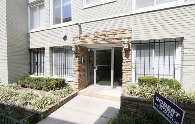 2 beds, 1 bath, 850 sqft, $2,100, Unit 1903-#104