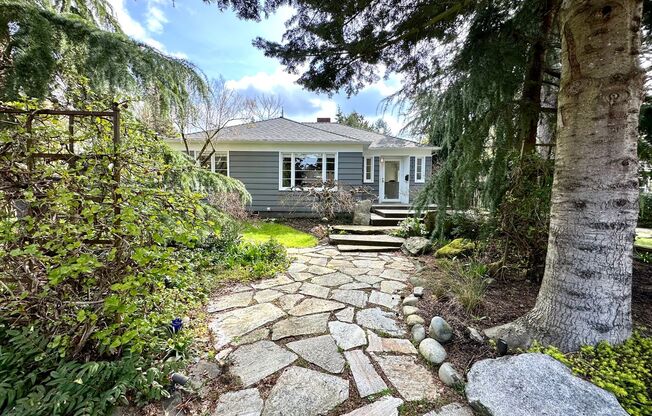 Darling Bungalow in the heart of Broadview!!!!