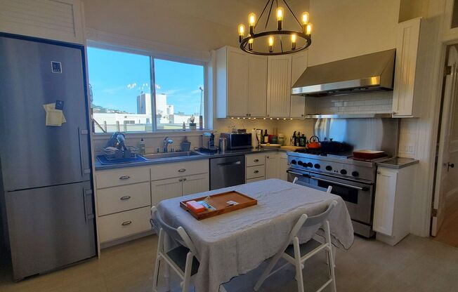 Noe Valley Beautifully Updated Top Floor Two Bedroom w. Chef's Kitchen and Laundry
