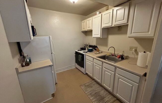 1 bed, 1 bath, $995, Unit 33