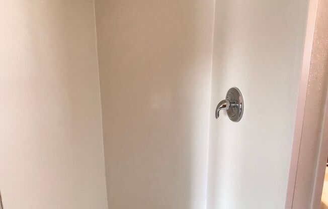 Studio, 1 bath, 190 sqft, $565, Unit 06