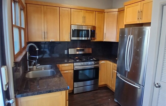 1 bed, 1 bath, 1,050 sqft, $3,500